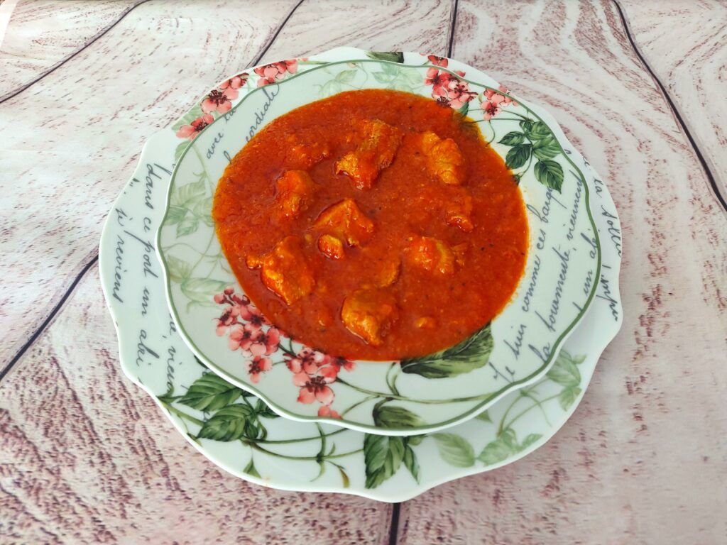 Hiszpański gulasz  mięso w pomidorach czyli carne con tomate